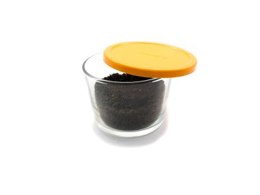 Çay tenekesi beyaz arka planda izole edilmiş. Cam kavanoz siyah Türk çayı. Kuru çay.