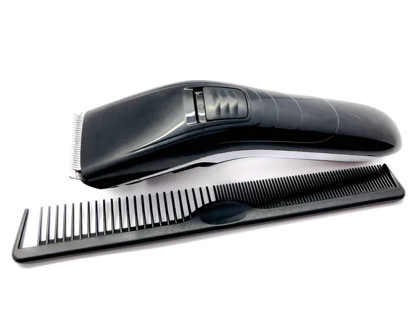 理发师剪头发和黑色梳子隔离在白色背景 男式理发工具 一套美容院的理发工具 打字机和梳子 — 图库照片