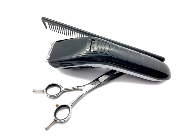 头发剪子 剪子和梳子在白色背景上隔离 一套理发工具 准备理发 美容院专业工具的组成 — 图库照片
