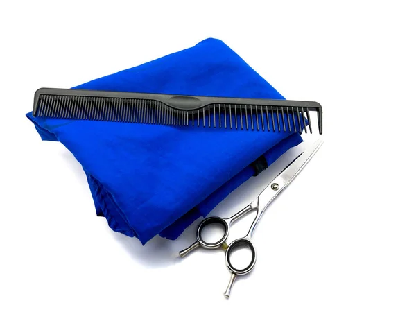 专业剪子 梳子和蓝色斗篷 白色背景隔离 理发工具的组成 一套美容院的工具 — 图库照片
