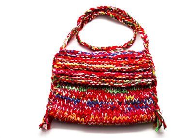 Boho tarzı. Örgü çanta beyaz arka planda izole edilmiş. Saplı el yapımı çanta. Küçük kadın çantası.