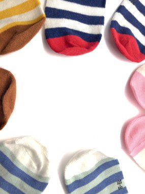 Beyaz arka planda izole edilmiş bir çift çorap. Çok renkli çorapların kompozisyonu. Çocuk çorapları. Çorap arkaplanı.