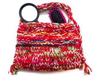 Taraklı el çantası ve beyaz arka planda izole edilmiş bir ayna. El yapımı el çantası. Boho tarzı.