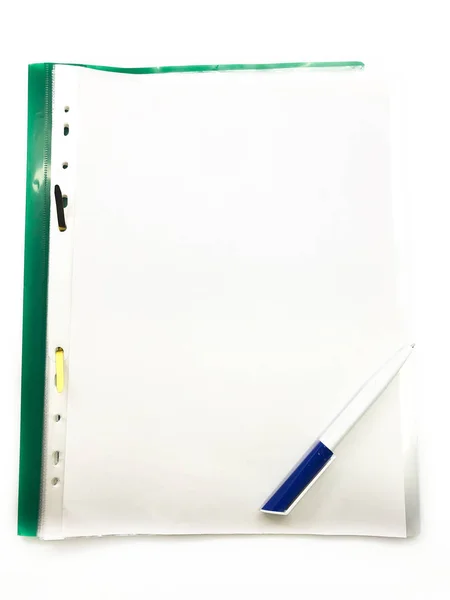 緑色の紙のフォルダとペンは白い背景に隔離されています 紙のフォルダとペンのセット コンポジションオフィスフォルダとペン — ストック写真