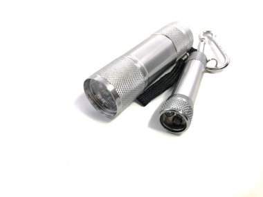 Küçük el feneri ve beyaz arka planda izole edilmiş büyük el feneri. Metal el fenerlerinin bileşimi.