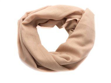 Kahverengi eşarp beyaz arka planda izole edilmiş. Boyun için ince kadın atkısı.