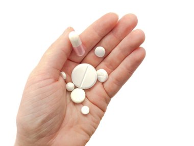 Beyaz arka planda izole edilmiş haplarla. Hap ve el kompozisyonu.