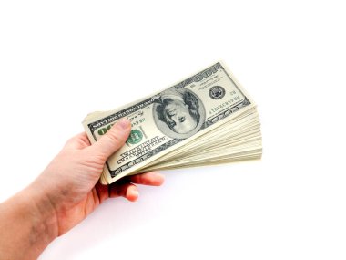 Beyaz arka planda izole edilmiş Amerikan doları. Elinde kağıt para var. İş ve finans.