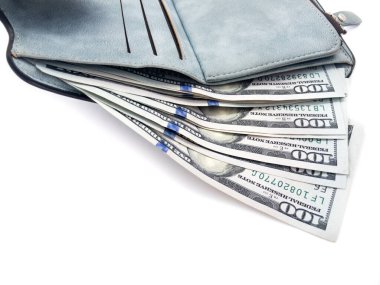 Beyaz arka planda izole edilmiş Amerikan doları ve cüzdanı. Kağıt para ve cüzdan seti. İş ve finans.