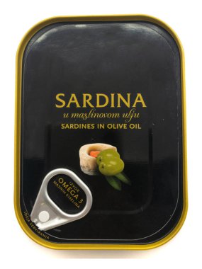  Konserve balık, beyaz arka planda izole edilmiş. Bir kutu konserve sardalya. Balık tenekesi..