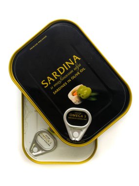 Konserve balıkları beyaz arka planda izole edilmiş. Konserve sardalya seti. Konserve sardalya konserveleri.