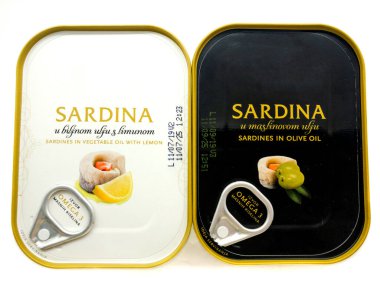 Konserve balıkları beyaz arka planda izole edilmiş. Konserve sardalya seti. Konserve sardalya konserveleri.