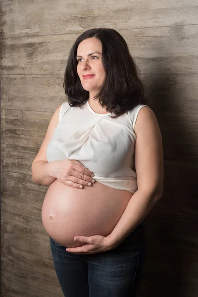 Mulher grávida em uma blusa branca — Fotografia de Stock