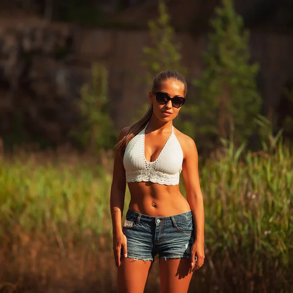 Joven hermosa chica en la playa — Foto de Stock