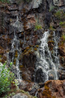 Sonbahar ormanında şelale