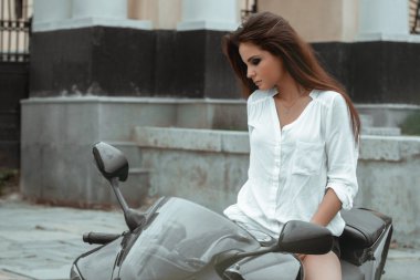 Motorcu kız yağmur altında bir motosiklet sürmek. Birinci şahıs bakış