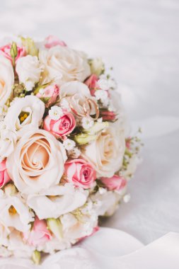 Düğün buketi ve halkalar