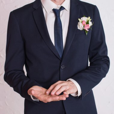 Adam nikah yüzüğünü çıkarıyor.