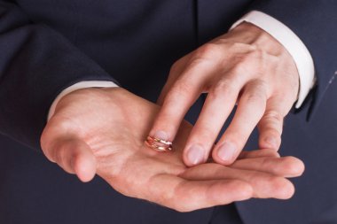 Adam nikah yüzüğünü çıkarıyor.