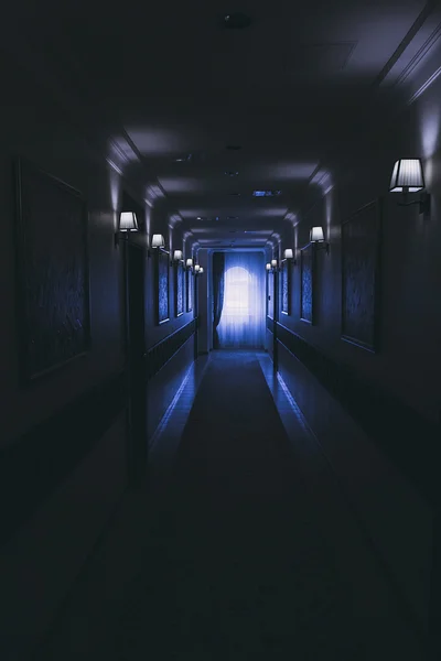 Pauroso corridoio buio — Foto Stock