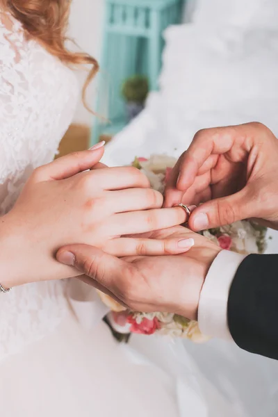 The couple exchange wedding rings — Stock Photo, Image