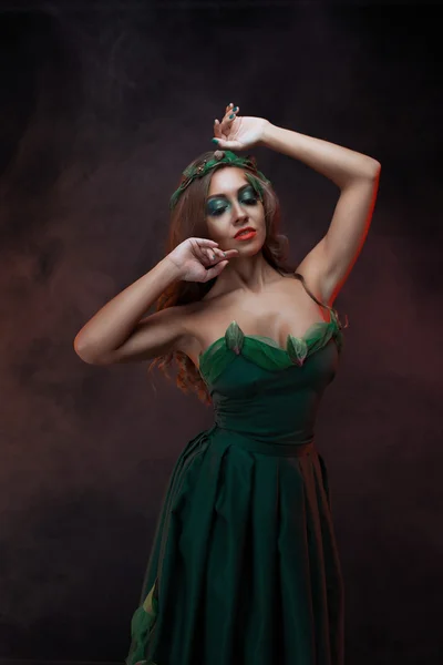 美丽的年轻女孩，在一条绿色连衣裙 — 图库照片