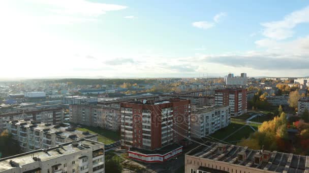 Una hermosa puesta de sol sobre la ciudad — Vídeos de Stock