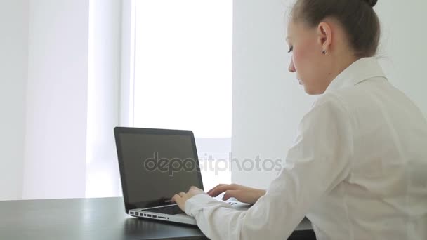 Trabajo y descanso. Hermosa mujer joven busines con gafas de trabajo en el ordenador portátil — Vídeo de stock