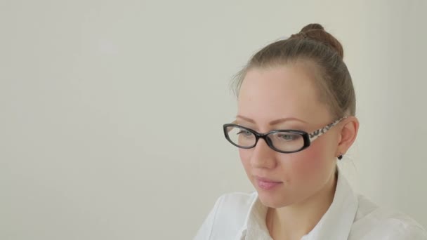 Trabajo y descanso. Hermosa mujer joven busines con gafas de trabajo en el ordenador portátil — Vídeo de stock