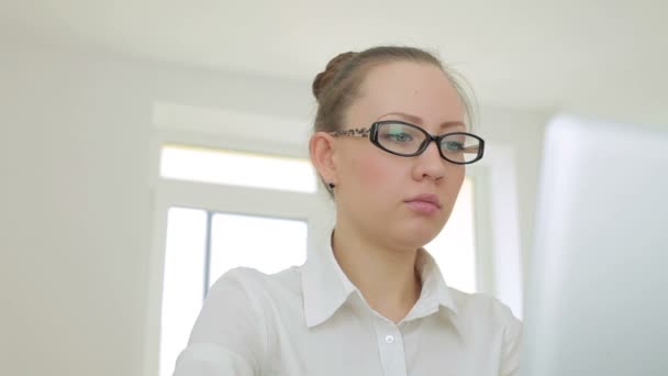 Trabajo y descanso. Hermosa mujer joven busines con gafas de trabajo en el ordenador portátil — Vídeos de Stock