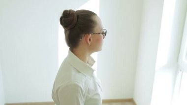 İş ve kesin. Güzel genç iş kadını dizüstü bilgisayarda çalışma gözlüklü