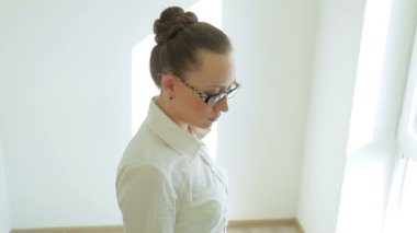 İş ve kesin. Güzel genç iş kadını dizüstü bilgisayarda çalışma gözlüklü