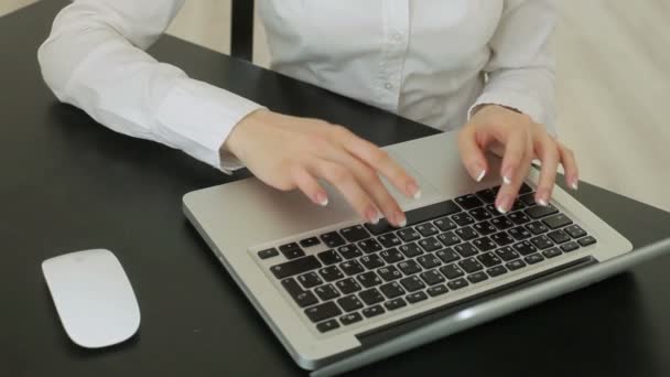 Trabalho e pausa. Mulher bonita jovens busines com óculos trabalhando no laptop — Vídeo de Stock