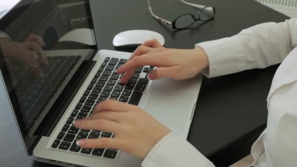 Travail et pause. Belle jeune femme busines avec des lunettes de travail sur ordinateur portable — Video