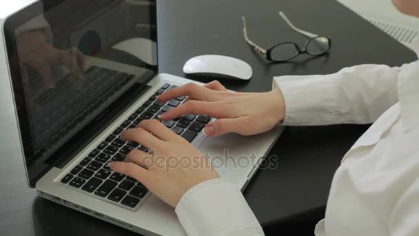 Work and Break. Beautiful young busines woman with glasses working on laptop — Stock Video