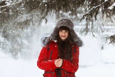 güzel genç kız kış orman