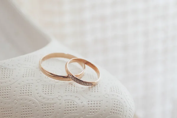 Gold wedding rings on the pincushion — Stock Photo, Image