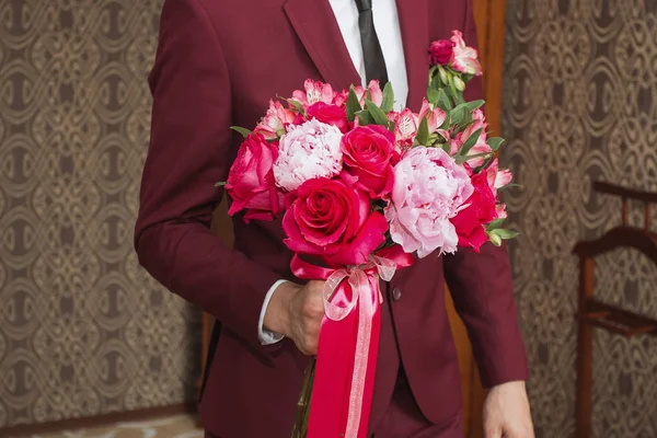 Le marié avec le bouquet va à sa mariée — Photo