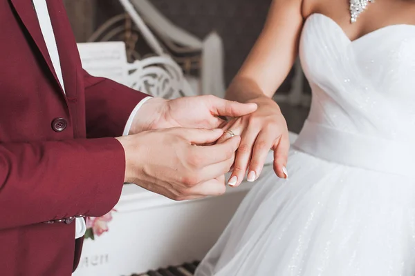 Sposo mettendo una fede nuziale al dito della sua sposa durante la cerimonia — Foto Stock