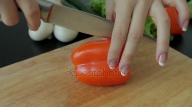 Şef sebze salataya keser.