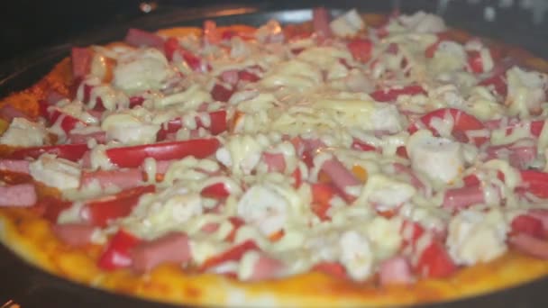 Pizza aanbrengend oven bij restaurant keuken — Stockvideo