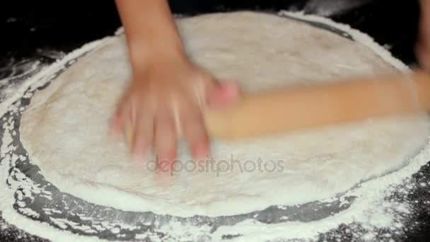 Chef rolls raw pizza dough — Stock Video