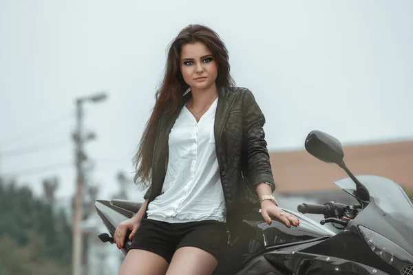 Motoqueiro menina monta uma moto na chuva. Visão em primeira pessoa — Fotografia de Stock