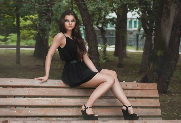 Jeune fille marche dans le parc d'automne — Photo