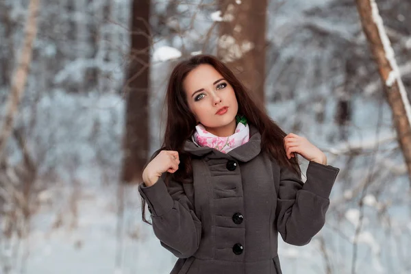 Menina bonita na floresta de inverno — Fotografia de Stock