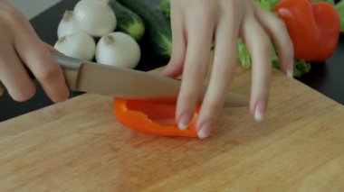 Şef sebze salataya keser.