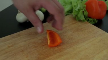 Şef sebze salataya keser.