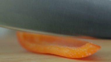 Şef sebze salataya keser.