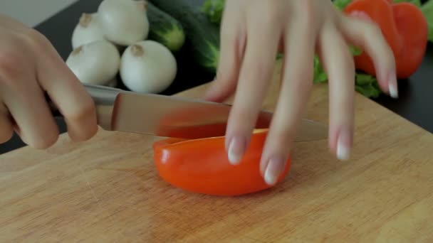 El chef corta verduras en ensalada — Vídeos de Stock