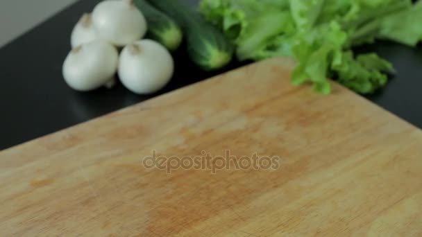 Le chef coupe des légumes en salade — Video